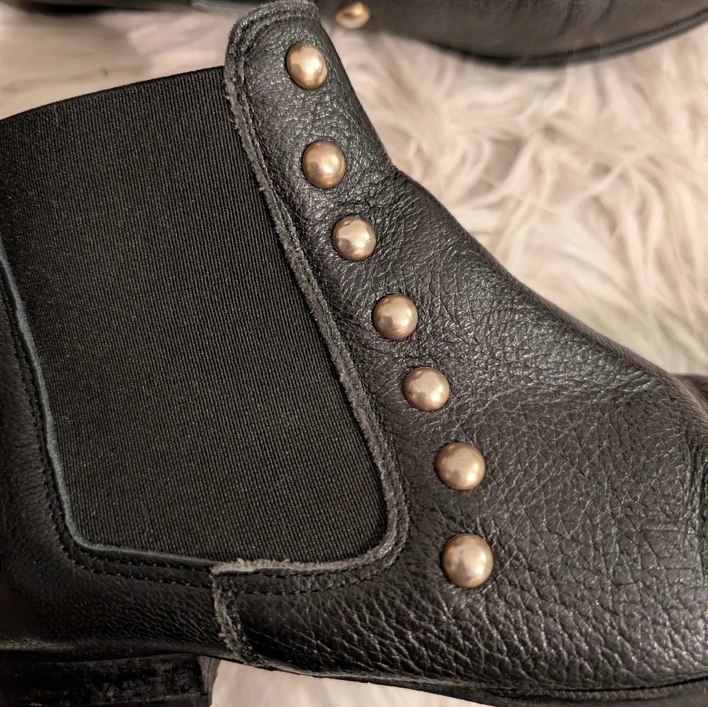 Renvy black leather